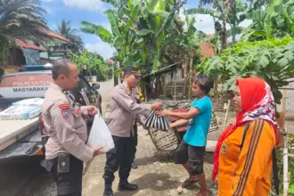 Anggota Polsek Kebasen, menyerahkan bantuan kepada warga kurang mampu di Desa Randegan, Jumat (28/11/2025) pagi.