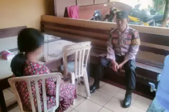 Perempuan diduga depresi di Desa Selabaya Kecamatan Kalimanah Purbalingga diamankan polisi. (Foto :Humas Polres Purbalingga)