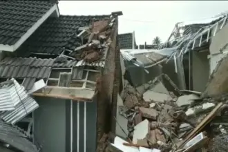 Sejumlah rumah di perumahan subsidi Puri Wiradadi III Ambruk, akibat pergerakan tanah, Selasa (11/11/2025).