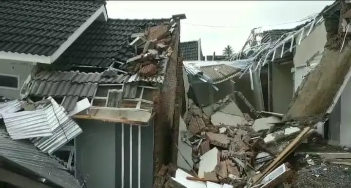 Sejumlah rumah di perumahan subsidi Puri Wiradadi III Ambruk, akibat pergerakan tanah, Selasa (11/11/2025).