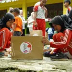 relawan sedekah sepatu 1 Relawan Sedekah Sepatu, Berbagi Harapan Kepada Anak-Anak Hingga Pelosok Desa