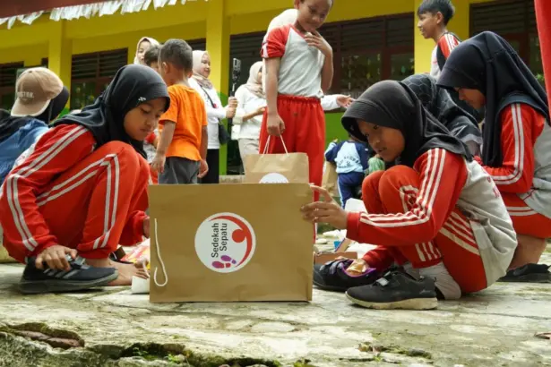 relawan sedekah sepatu 1 Relawan Sedekah Sepatu, Berbagi Harapan Kepada Anak-Anak Hingga Pelosok Desa