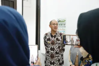 Bupati Banyumas Sadewo Tri Lastiono saat menengok ruang rawat inap Puskesmas Baturraden II, usai peresmian, Rabu (12/11/2025).