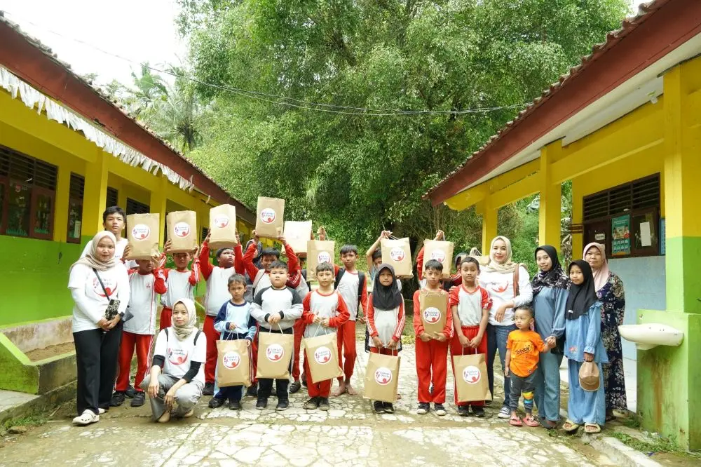 sedekah sepatu 2 2 Relawan Sedekah Sepatu, Berbagi Harapan Kepada Anak-Anak Hingga Pelosok Desa