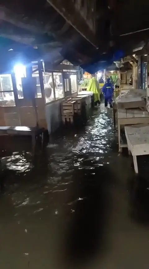 videocapture 20251115 073854 Drainase Buruk! Banjir Genangi Pasar Darurat Kroya