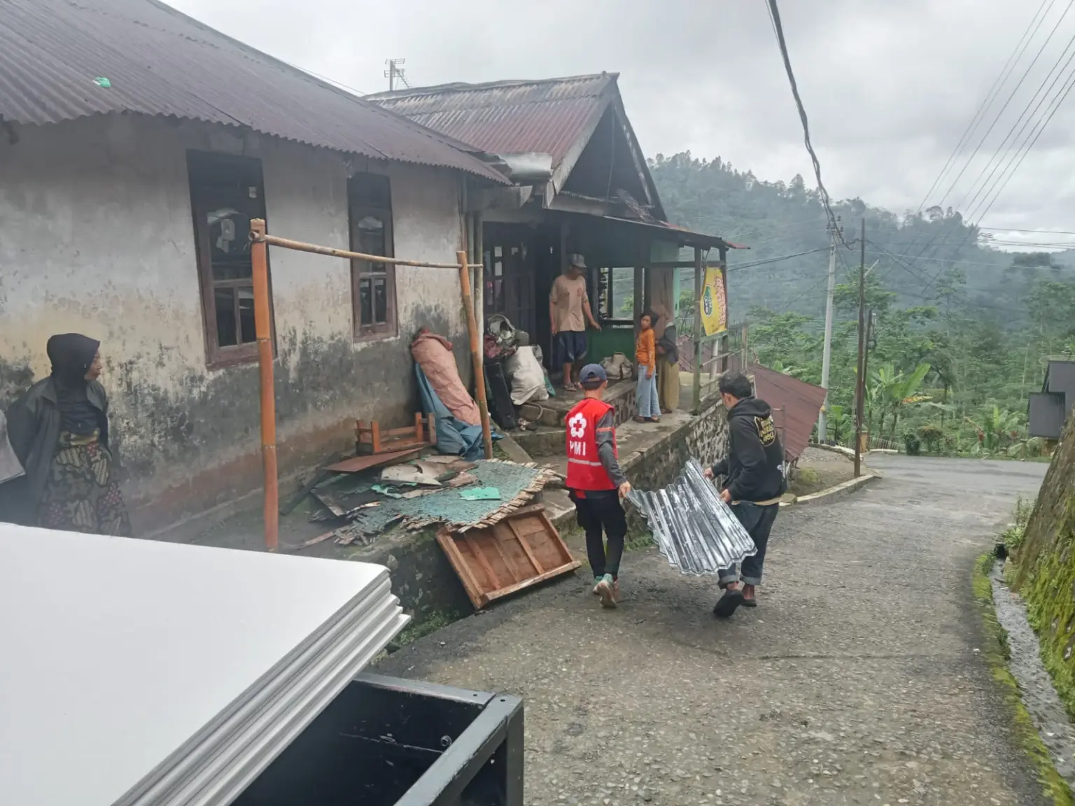 whatsapp image 2025 11 04 at 13.38.56 1 PMI dan BPBD Salurkan Bantuan Logistik pada Korban Bencana