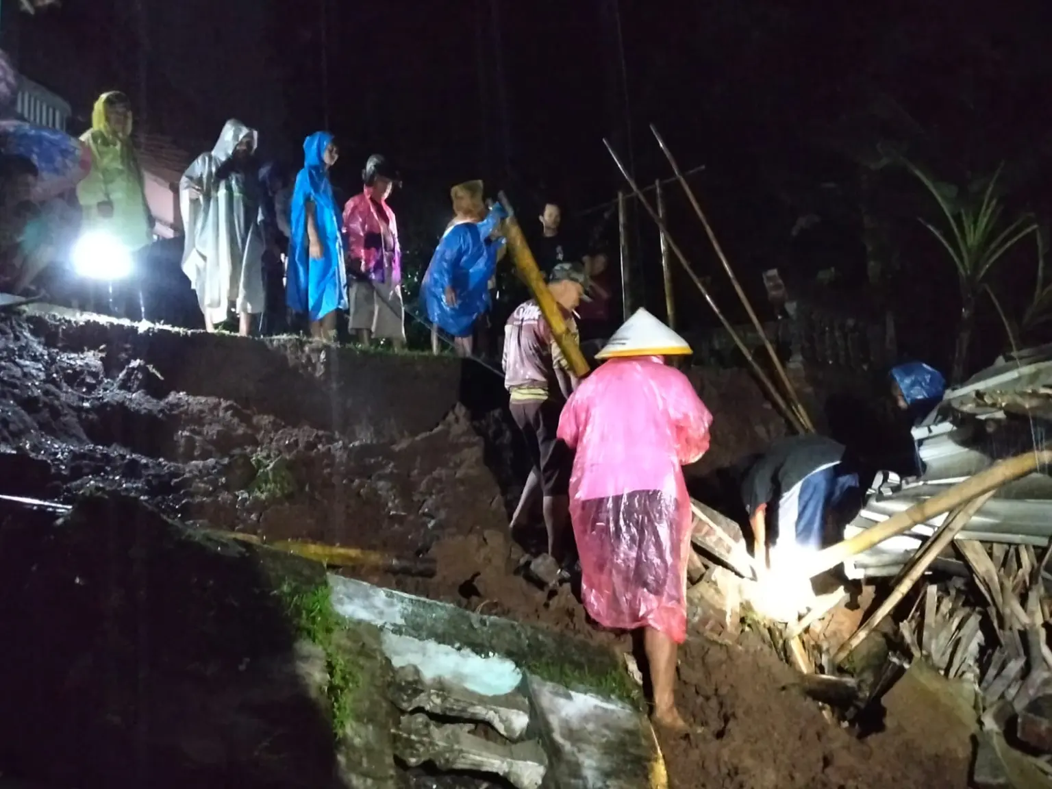 dapur dan kandang ayam di Kajongan diterjang longsor. (Foto : Dok Pemdes Kajongan)