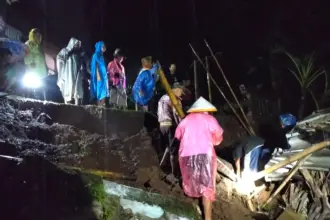 dapur dan kandang ayam di Kajongan diterjang longsor. (Foto : Dok Pemdes Kajongan)