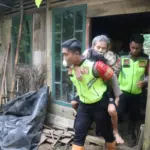Warga terdampak pergerakan tanah di Desa Ketanda Kecamatan Sumpiuh Banyumas dievakuasi. (Foto ;Polsek Sumpiuh)