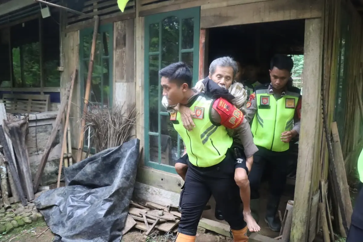 Warga terdampak pergerakan tanah di Desa Ketanda Kecamatan Sumpiuh Banyumas dievakuasi. (Foto ;Polsek Sumpiuh)