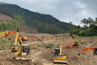 Pencarian korban longsor