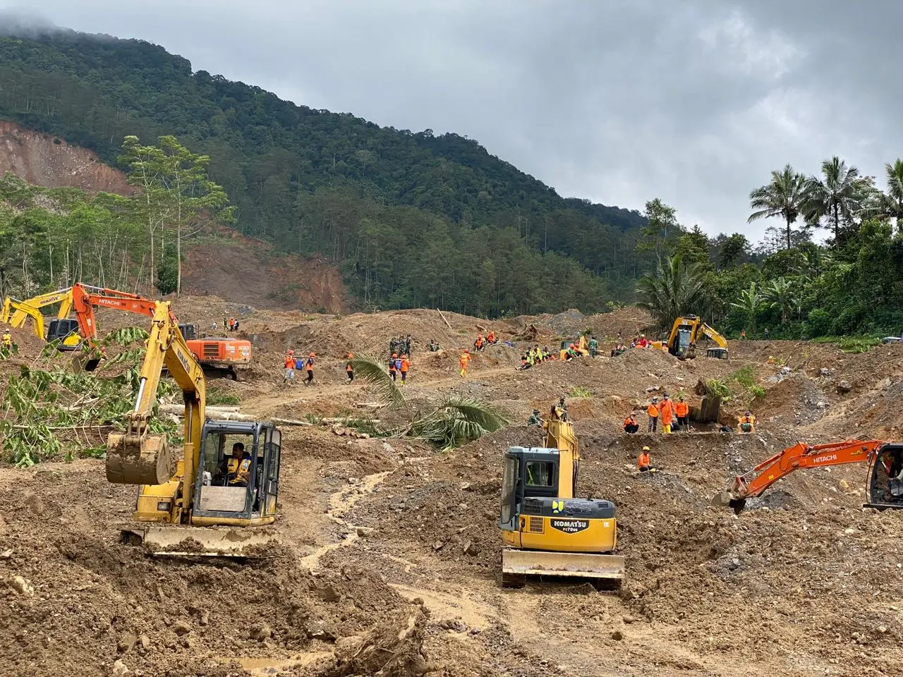 Pencarian korban longsor