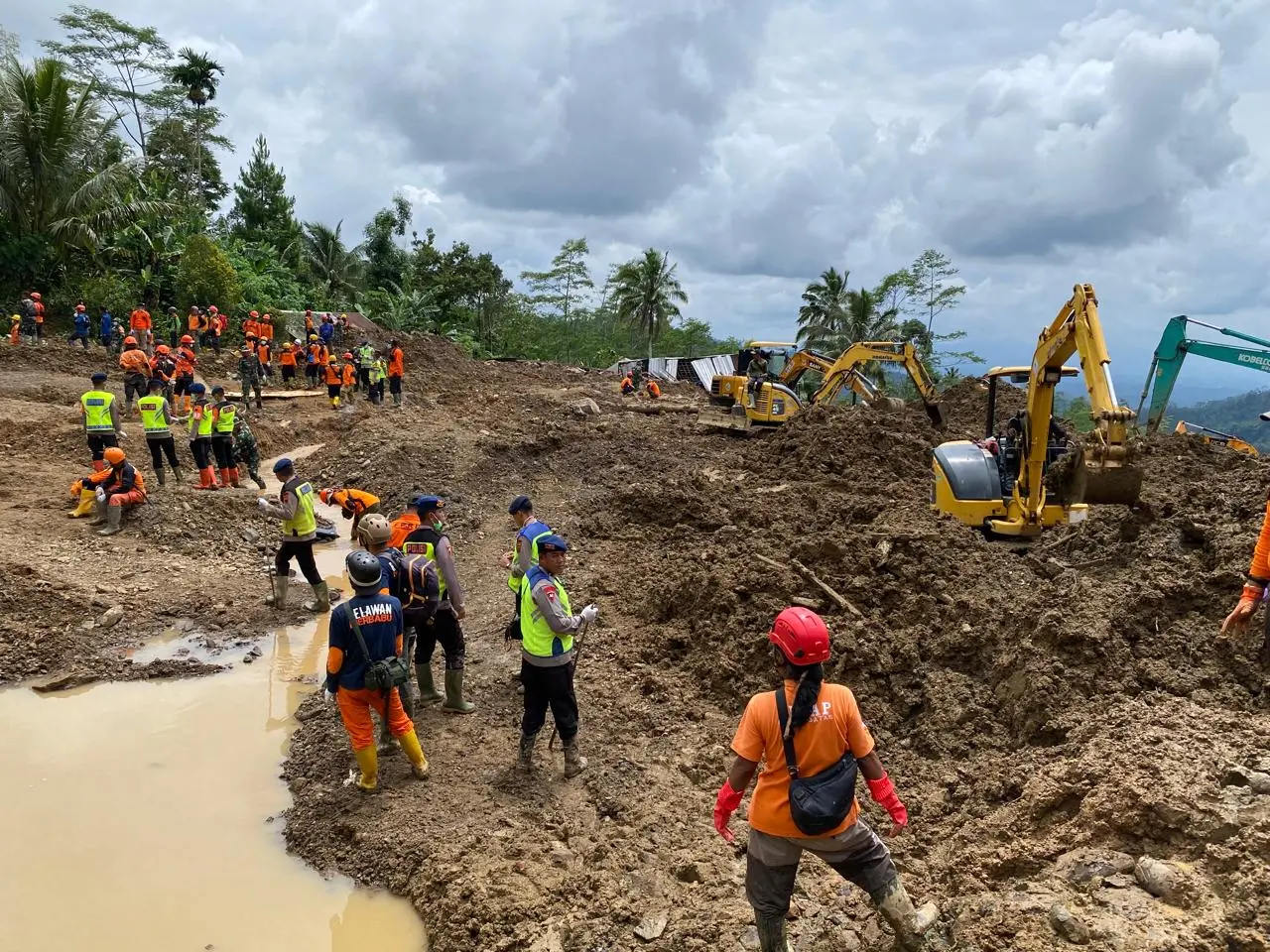 Pencarian korban longsor