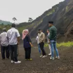 Banggar DPRD Purbalingga meninjau lokasi penambangan galian C di Kecamatan Karangreja, Senin (22/12/2025). (Foto: Dok Humas DPRD Purbalingga).