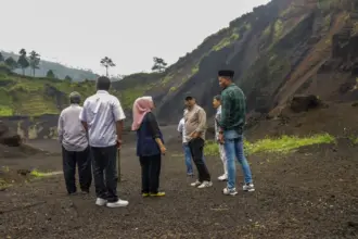 Banggar DPRD Purbalingga meninjau lokasi penambangan galian C di Kecamatan Karangreja, Senin (22/12/2025). (Foto: Dok Humas DPRD Purbalingga).