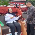 Tukang becak terima becak listrik