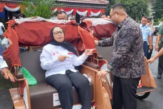 Tukang becak terima becak listrik