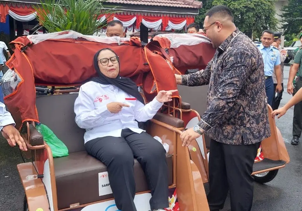 Tukang becak terima becak listrik