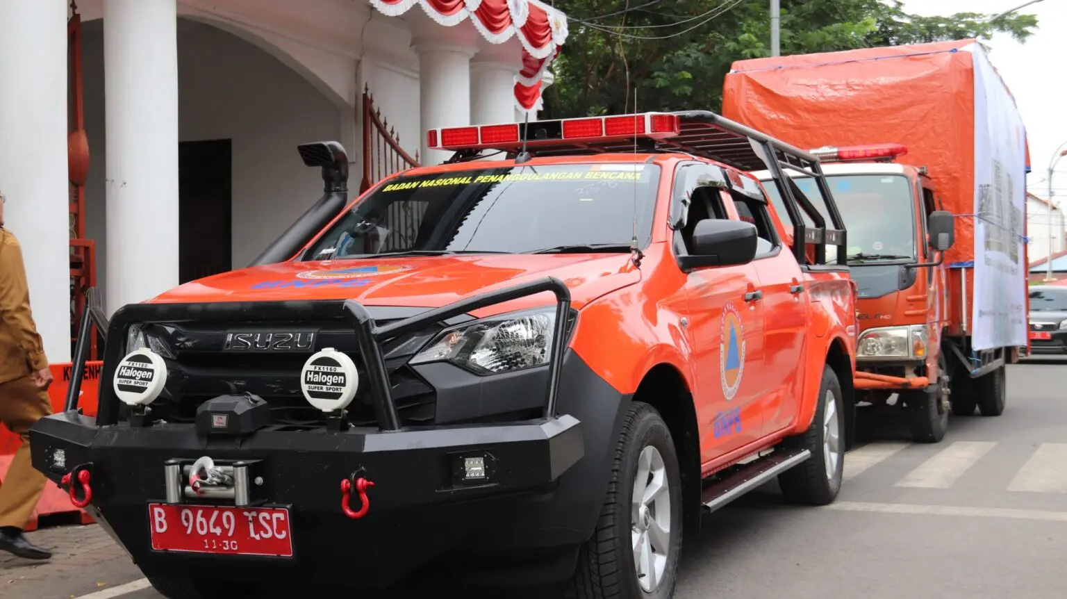 Seluruh bantuan telur asin diangkut menggunakan tiga unit kendaraan operasional milik BPBD Brebes.