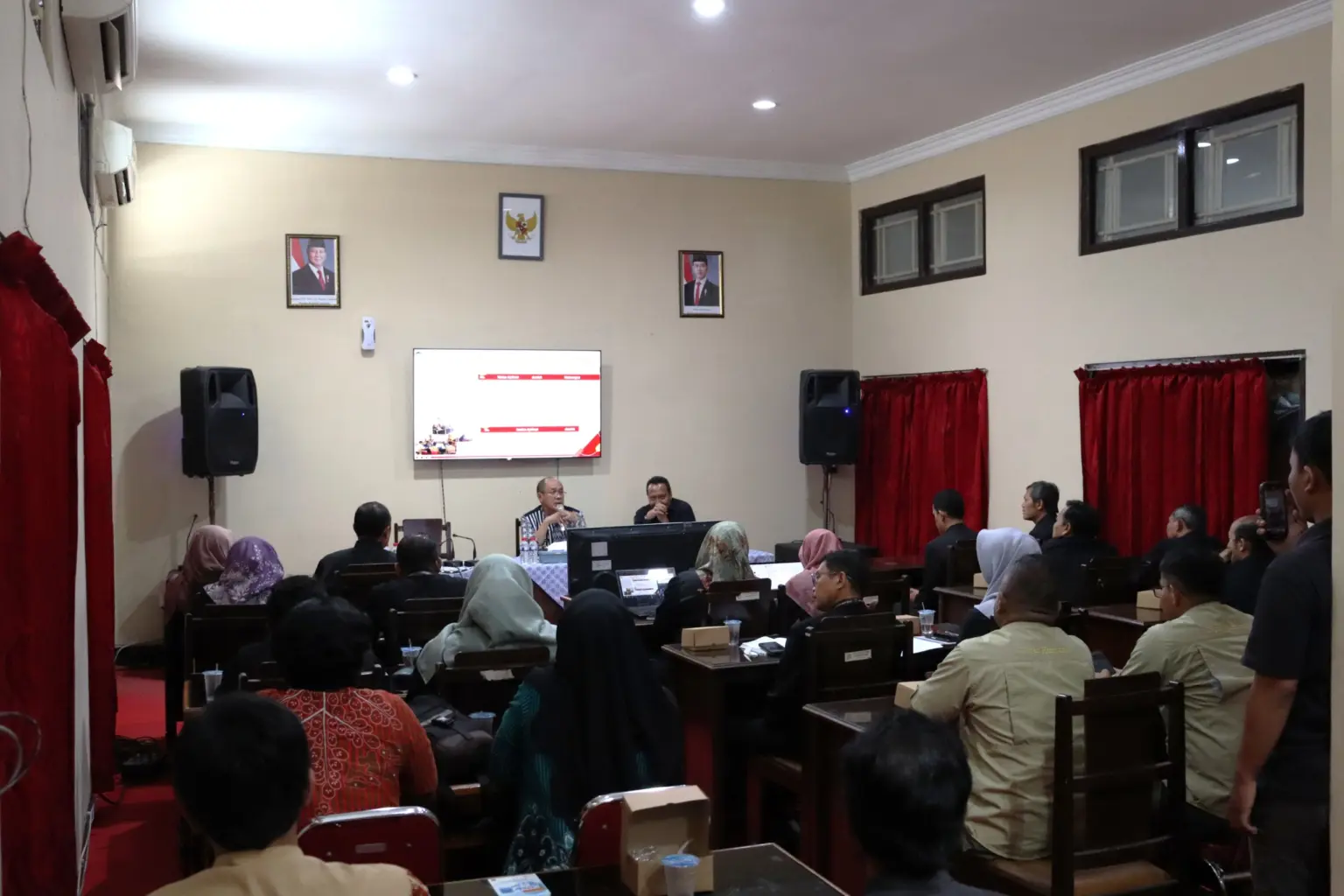 Bupati Banyumas Sadewo saat Rakor Penguatan Smart City di Aula Dinkominfo Banyumas, Kamis (18/12/2025).