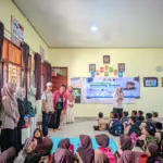 Komunitas GUSDURian Banjarnegara menghibur anak-anak penyintas longsor Situkung Pandanarum, Sabtu (2712/2025). (Foto: Heri C)