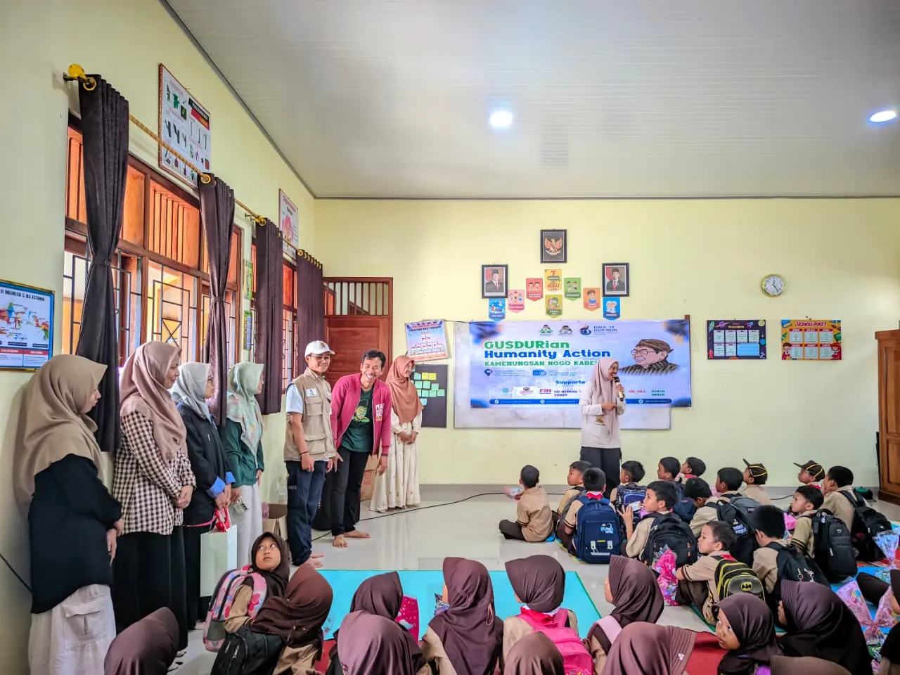 Komunitas GUSDURian Banjarnegara menghibur anak-anak penyintas longsor Situkung Pandanarum, Sabtu (2712/2025). (Foto: Heri C)