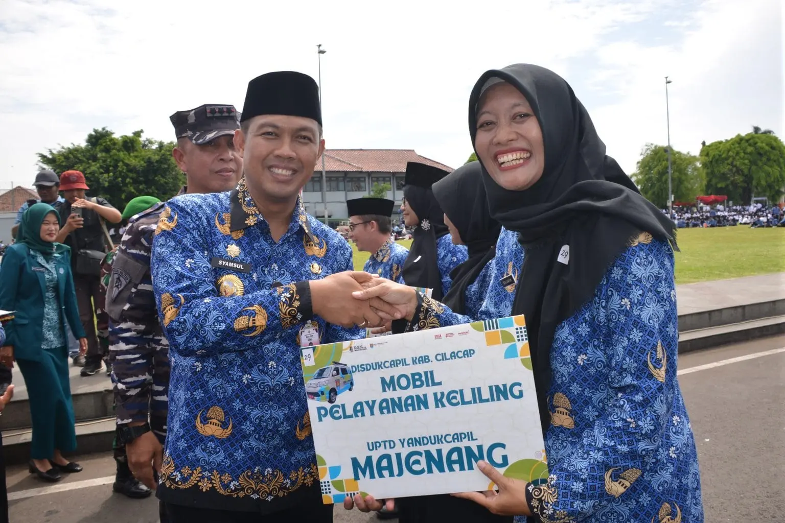 Bupati Cilacap Syamsul Auliya Rachman menyerahkan empat unit mobil dinas baru kepada Dinas Kependudukan dan Pencatatan Sipil dalam upacara HUT ke-54 Korpri di Alun-alun Cilacap, Selasa (2/12/2025). (Foto: Dinkominfo Cilacap)