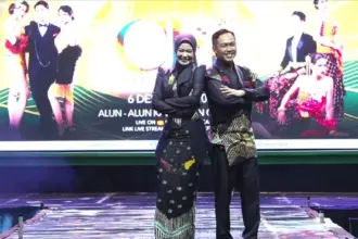 Bupati Cilacap Syamsul Auliya Rachman beserta istri tampil dalam Gelaran akbar Cilacap Fashion Trend 2026 di Alun-Alun Cilacap, Sabtu (6/12/2025) malam