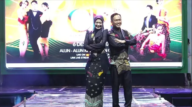 Bupati Cilacap Syamsul Auliya Rachman beserta istri tampil dalam Gelaran akbar Cilacap Fashion Trend 2026 di Alun-Alun Cilacap, Sabtu (6/12/2025) malam