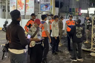 Satgas Parkir Kabupaten Banyumas melakukan razia penertiban juru parkir liar di kawasan kota Purwokerto, Sabtu (06/12/2025) malam.