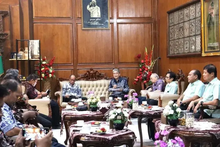 Suasana pertemuan untuk penandatanganan kerjasama antara Pemkab Banyumas dengan PT Sinar Tambang Arthalestari, produsen Semen Bima, di Ruang Joko Kaiman, Selasa (09/12/2025).