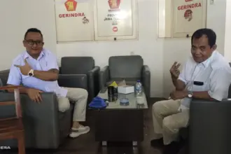 Wakil Ketua DPC Gerindra Kabupaten Banyumas, Adhi Wiharto, bersama Yoga Sugama. Gunung Slamet