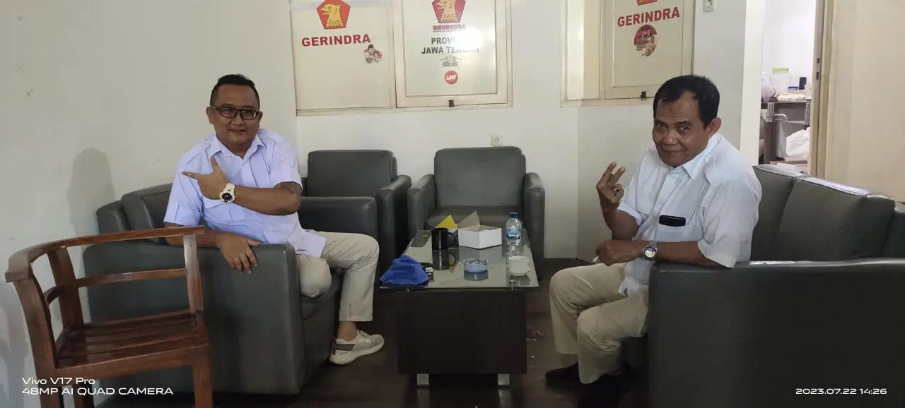 Wakil Ketua DPC Gerindra Kabupaten Banyumas, Adhi Wiharto, bersama Yoga Sugama. Gunung Slamet