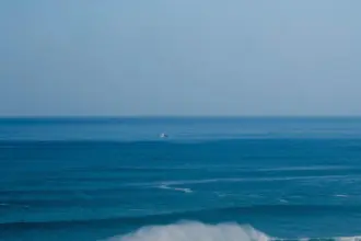 BMKG Cilacap Peringatkan Gelombang Tinggi Capai 2,5 Meter di Perairan Selatan.(Sumber: Freepik.com)