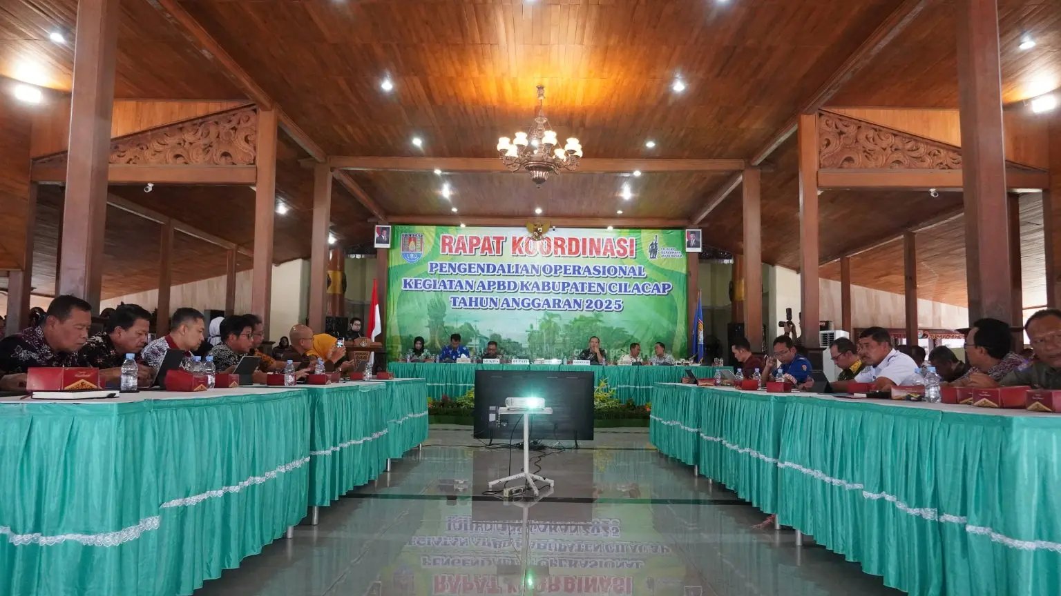 Pemkab Cilacap menggelar Rapat Koordinasi Pengendalian Operasional Kegiatan (Rakor POK) APBD Triwulan IV Tahun Anggaran 2025 di Pendopo Wijayakusuma Cakti, Kamis (11/12/2025). (Foto: Dinkominfo Cilacap)