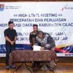 Penandatanganan perjanjian kerja sama (PKS) layanan CMS antara Pemkab Cilacap dengan Bank Jateng yang melibatkan 16 OPD.  (Foto: PROKOMPIM SETDA CILACAP)