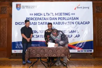 Penandatanganan perjanjian kerja sama (PKS) layanan CMS antara Pemkab Cilacap dengan Bank Jateng yang melibatkan 16 OPD.  (Foto: PROKOMPIM SETDA CILACAP)
