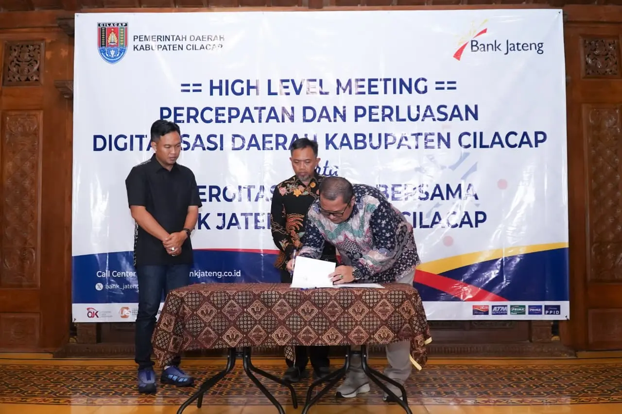 Penandatanganan perjanjian kerja sama (PKS) layanan CMS antara Pemkab Cilacap dengan Bank Jateng yang melibatkan 16 OPD.  (Foto: PROKOMPIM SETDA CILACAP)
