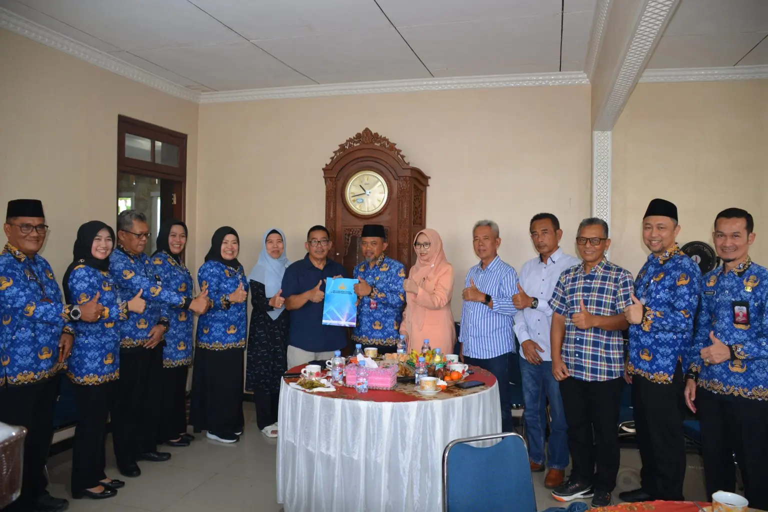 Ketua KORPRI Kabupaten Cilacap Sadmoko Danardono bersama jajaran pengurus bersilaturahmi dengan Mantan Ketua KORPRI Cilacap Farid Maruf. (Foto: Dinkominfo Cilacap)