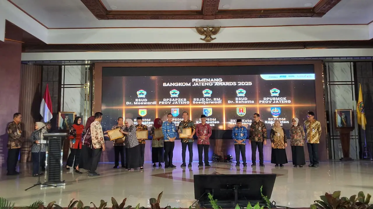 Badan Pengembangan Sumber Daya Manusia Daerah (BPSDMD) Jawa Tengah menggelar Bangkom Jateng Awards 2025.di Gedung Sasana Widya Praja, Semarang, Rabu (17/12/2025). (Foto: Dinkominfo Cilacap)