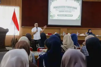 Ketua DPRD Purbalingga HR Bambang Irawan menjadi narasumber dalam Pengukuhan Pengurus Forum Anak Kabupaten Purbalingga Periode 2026–2027, Rabu (17/12/2025). (Foto: Budi Pekerti).