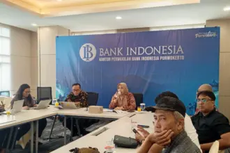 Kepala Kantor Perwakilan Bank Indonesia (KPw BI) Purwokerto Christoveny, memberikan keterangan pers, terkait stok bahan pangan pokok, LPG dan BBM menjelang Nataru, Jumat (19/12/2025). (Foto:  Budi Pekerti)
