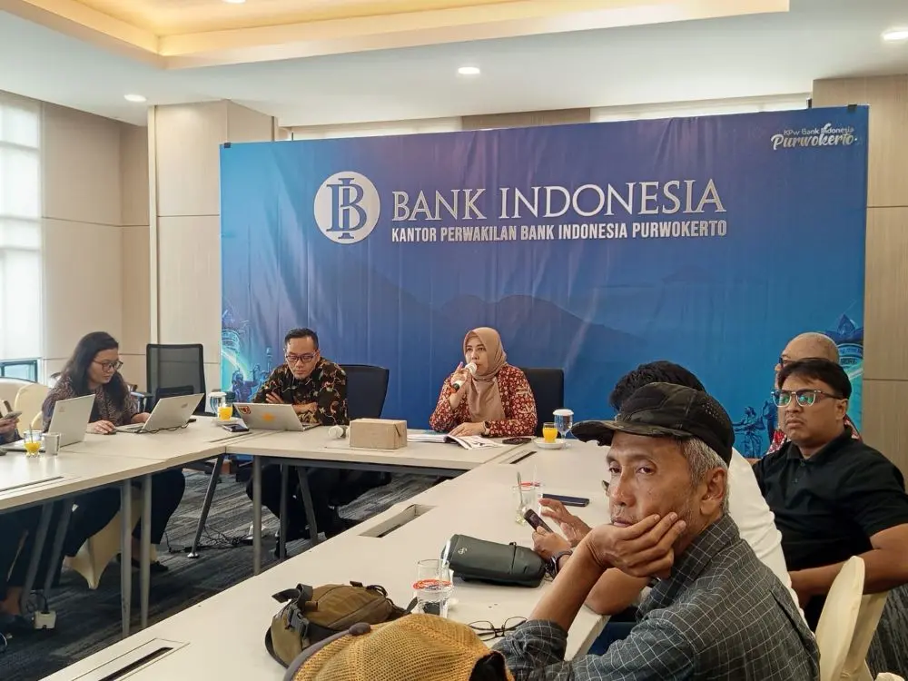Kepala Kantor Perwakilan Bank Indonesia (KPw BI) Purwokerto Christoveny, memberikan keterangan pers, terkait stok bahan pangan pokok, LPG dan BBM menjelang Nataru, Jumat (19/12/2025). (Foto:  Budi Pekerti)