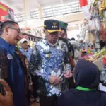 Bupati Banyumas Sadewo Tri Lastiono, saat melakukan monitoring sejumlah komoditas pasar menjelang momen Nataru, Senin (23/12/2025).