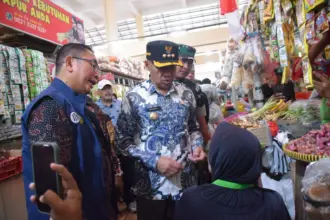 Bupati Banyumas Sadewo Tri Lastiono, saat melakukan monitoring sejumlah komoditas pasar menjelang momen Nataru, Senin (23/12/2025).