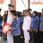 Bupati Banyumas Sadewo Tri Lastiono saat melantik 85 pejabat administrasi serta fungsional di lingkungan Pemkab Banyumas, di Pendopo Si Panji Purwokerto pada Selasa (23/12/25).
