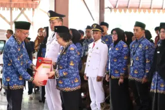 Bupati Banyumas Sadewo Tri Lastiono saat melantik 85 pejabat administrasi serta fungsional di lingkungan Pemkab Banyumas, di Pendopo Si Panji Purwokerto pada Selasa (23/12/25).