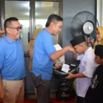 Memasuki masa libur sekolah, Klinik PMI Slarang di Kecamatan Kesugihan, Kabupaten Cilacap, mendadak ramai dipadati ratusan anak dan orang tua, Selasa (23/12/2025) dalam acara sunatan massal gratis. (Foto: Dinkominfo Cilacap)
