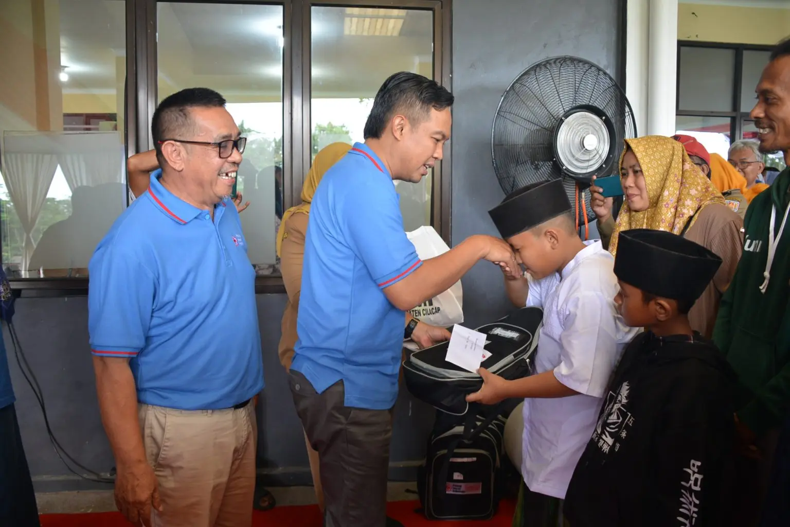 Memasuki masa libur sekolah, Klinik PMI Slarang di Kecamatan Kesugihan, Kabupaten Cilacap, mendadak ramai dipadati ratusan anak dan orang tua, Selasa (23/12/2025) dalam acara sunatan massal gratis. (Foto: Dinkominfo Cilacap)