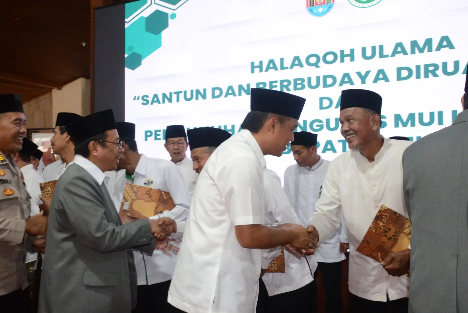 Pengukuhan Pengurus MUI Kecamatan se-Kabupaten Cilacap masa khidmat 2025-2030 di Pendopo Wijayakusuma Cakti, Rabu (24/12/225). (Foto: Dinkominfo Cilacap)